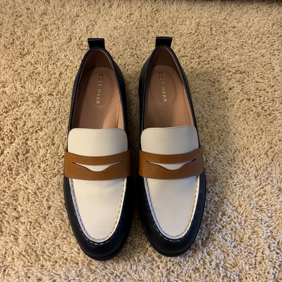 Cole Haan Size 8 Stassi Penny Loafers in Navy Multi - Picture 2 of 3